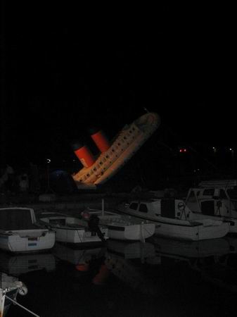 Titanic  tone u portu...?